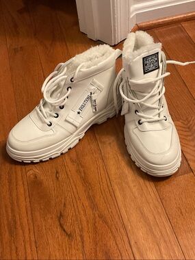 White Fur-Lined Fashion Boots